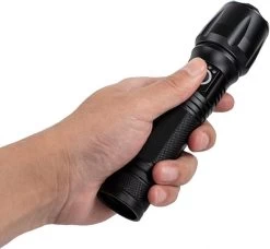 Militaire Zaklamp LED Oplaadbaar USB - 3000 Lumen - Holster - 3000 MAh Batterij - Aanpasbare Zoom - 5 Lichtmodi - IP65 Spatwaterdicht - Zwart -Kampeerclub 1200x1107 7