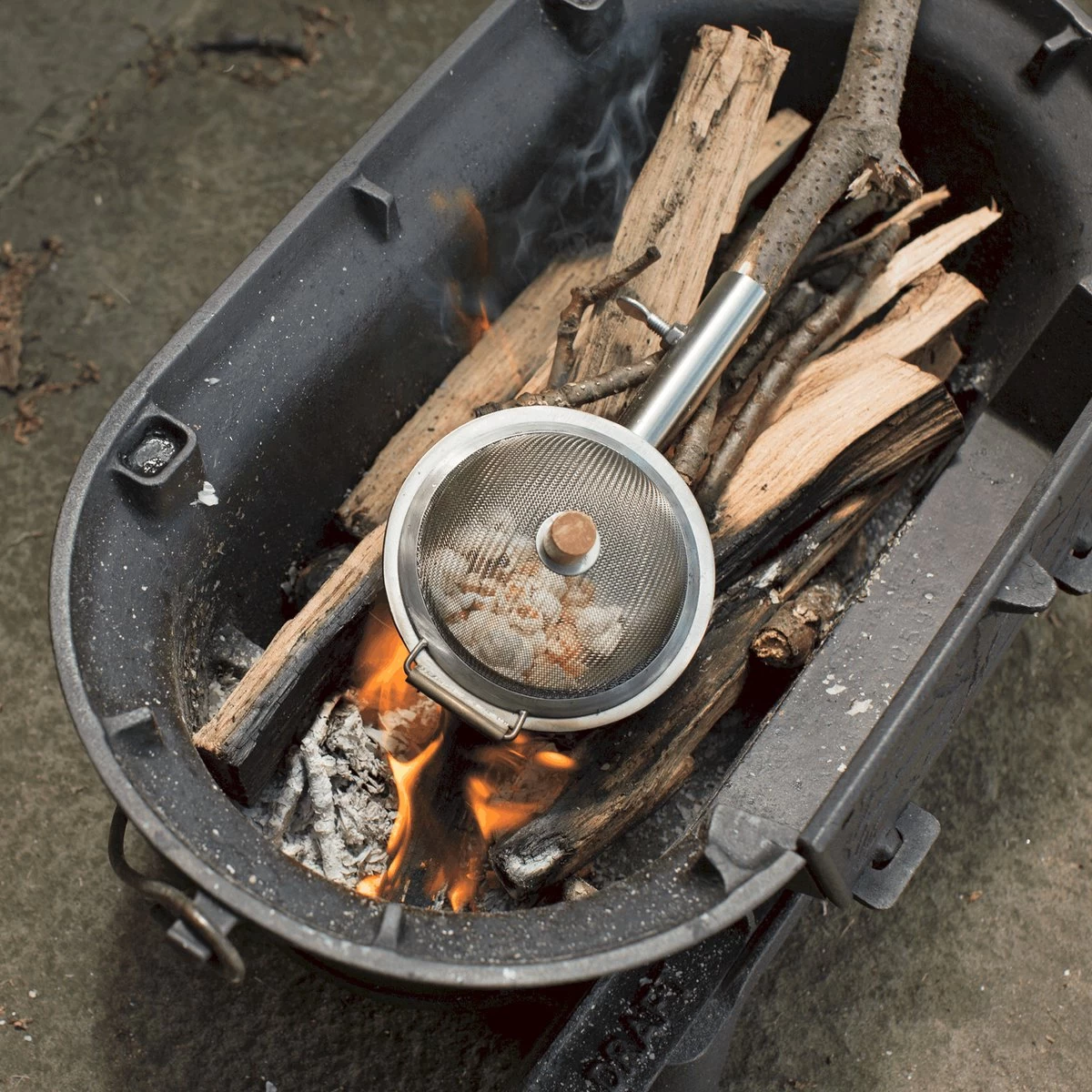 Kikkerland Huckleberry Popcorn Maker - Maak Je Eigen Popcorn - Popcornpan - Kampvuur - Buitenspeelgoed - Buitenspelen - Kamperen 7 Kikkerland Huckleberry Popcorn Maker - Maak Je Eigen Popcorn - Popcornpan - Kampvuur - Buitenspeelgoed - Buitenspelen - Kamperen - Afbeelding 7