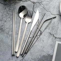 House Of Husk Reisbestek - Reis Bestekset - Chopsticks - Metalen Rietjes Met Borstel - Lepel - Vaatwasserbestendig - RVS - 7 Delig - Zilver -Kampeerclub 1200x1200 1551