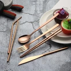 House Of Husk Reisbestek - Reis Bestekset - Chopsticks - Metalen Rietjes Met Borstel - Lepel - Vaatwasserbestendig - RVS - 7 Delig - Rose Goud 9 House Of Husk Reisbestek - Reis Bestekset - Chopsticks - Metalen Rietjes Met Borstel - Lepel - Vaatwasserbestendig - RVS - 7 Delig - Rose Goud -Kampeerclub 1200x1200 1568