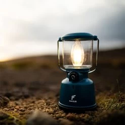 Favour L0818 Retro Camping Lamp Oplaadbaar LED, 320 Lumen, IP64 Waterdicht, Draagbare Kampeerlamp, Tentlamp, Acculamp, Traploos Dimbare Lamp Incl. Kaarslicht-modus, Blauw 14 Favour L0818 Retro Camping Lamp Oplaadbaar LED, 320 Lumen, IP64 Waterdicht, Draagbare Kampeerlamp, Tentlamp, Acculamp, Traploos Dimbare Lamp Incl. Kaarslicht-modus, Blauw -Kampeerclub 1200x1200 1812