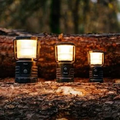 Favour L1061 Camping Lamp LED, 875 Lumen, IP64, Waterdicht, Draagbare Kampeerlamp, Tentlamp, Schokbestendig, 4 Verschillende Lichtmodi Incl Kaarslicht-modus, Afneembaar Deksel, Handig & Compact Formaat -Kampeerclub 1200x1200 1849