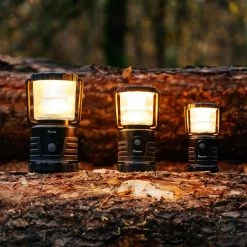 Favour L0434 Camping Lamp LED, 1105 Lumen, IP64, Waterdicht, Draagbare Kampeerlamp, Tentlamp, Schokbestendig, 4 Verschillende Lichtmodi Inclusief Kaarslicht-modus, Afneembaar Deksel & Compact Formaat -Kampeerclub 1200x1200 1877