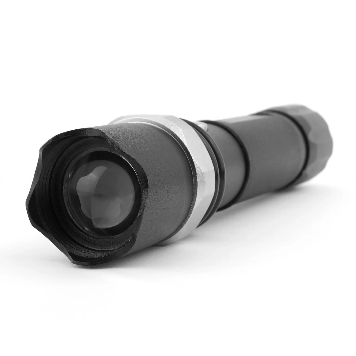 Zaklamp LED Oplaadbaar - Complete Set Met Lader En Autolader - Zoom En Stroboscoop Functies - Waterdicht 4 Zaklamp LED Oplaadbaar - Complete Set Met Lader En Autolader - Zoom En Stroboscoop Functies - Waterdicht - Afbeelding 4