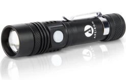 Apeiron LED Zaklamp - Oplaadbaar - Inzoombaar - Militaire Zaklamp - Waterdicht - Werkt Op Batterij & USB Oplaadbaar