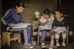 WakaWaka Light Geel - LED Lamp Op Zonne-energie - Zelfopladend 17 WakaWaka Light Geel - LED Lamp Op Zonne-energie - Zelfopladend -Kampeerclub 1200x800 213