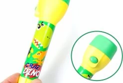 Kids Licensing Zaklamp Dino Voor Kinderen | Nachtlamp Dinosaurus LED + 10 Gratis Dino Stickers | Werkt Op 2 AA Batterijen | 16cm | FL03 -Kampeerclub 1200x817 5