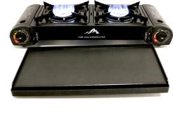 T&S - Draagbaar Dubbel Gasvuur Met Grillplaat En Transportkist - Camping Kooktoestel - Kookstel - Bakplaat - Gasfornuis - 2 Pits - Elektrische Ontsteking - Kookvuur - Kampeer Vuur -Kampeerclub 1200x830 2