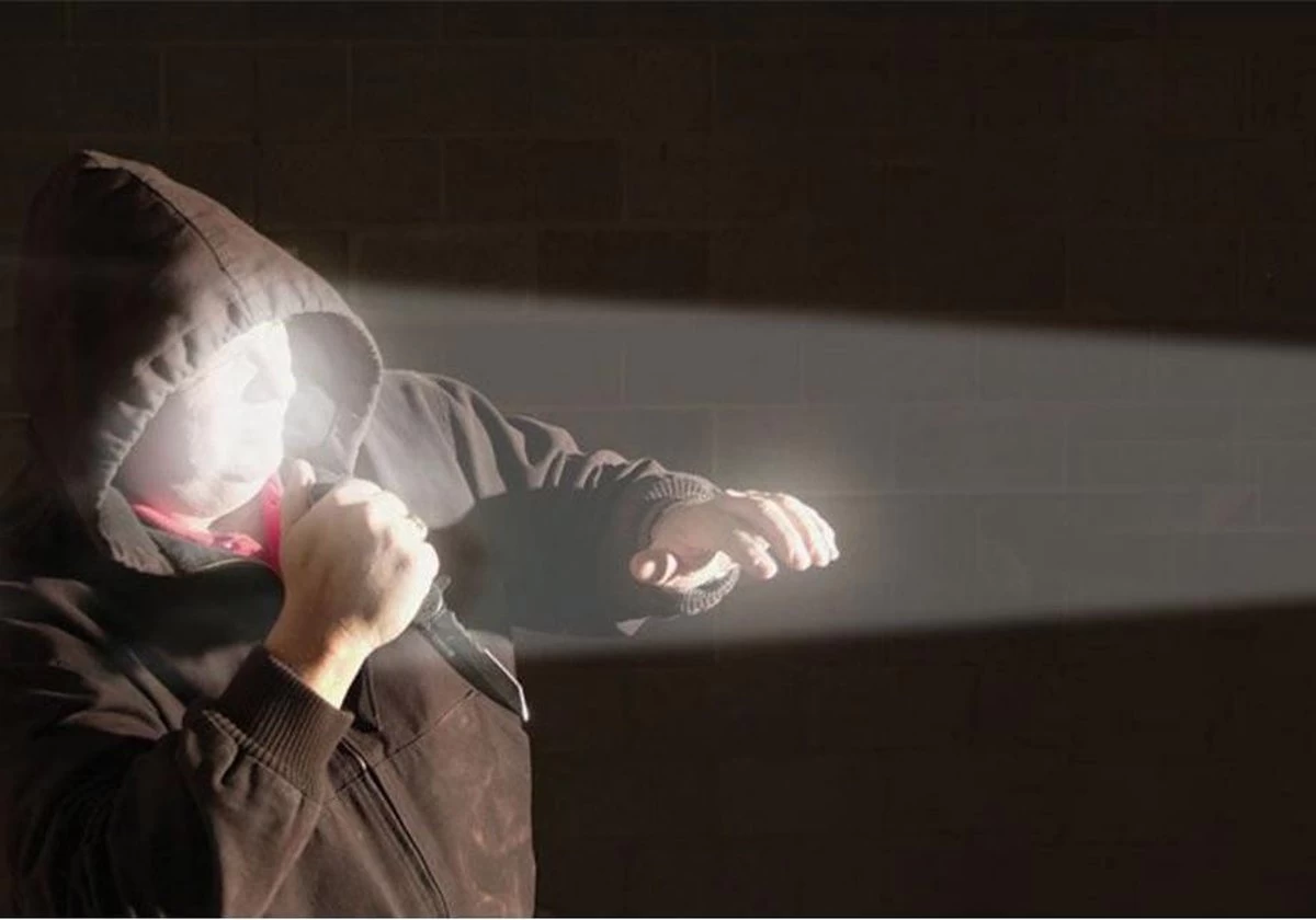 FlinQ Militaire Zaklamp - LED Zaklamp - Inclusief 3 Batterijen - Inzoombaar - 2000 Lumen 4 FlinQ Militaire Zaklamp - LED Zaklamp - Inclusief 3 Batterijen - Inzoombaar - 2000 Lumen - Afbeelding 4