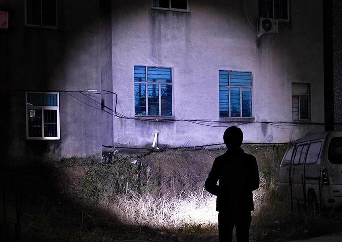 Creartix - Oplaadbare USB LED-zaklamp - Herlaadbare Flashlight Waterproof - 800 Lumen - Met Zoom - Waterbestendig - Zwart 3 Creartix - Oplaadbare USB LED-zaklamp - Herlaadbare Flashlight Waterproof - 800 Lumen - Met Zoom - Waterbestendig - Zwart - Afbeelding 3