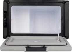 Campart Koelbox XXL CB-8695 – Koelen En Vriezen – LED Display Met Digitale Temperatuurweergave - Coolbox 230V En 12V - 35 Liter - Zwart -Kampeerclub 1200x866 3