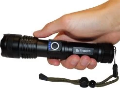 TradeRB® Militaire LED Zaklamp - USB Oplaadbare Zaklamp - Inclusief 5000 MAh Batterij - 20 Branduren - Zoomfunctie - Telescopische Lens - 3000 Lumen - Aluminium - Zwart -Kampeerclub 1200x884 3