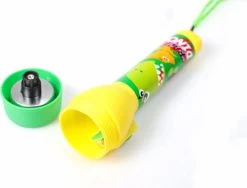 Kids Licensing Zaklamp Dino Voor Kinderen | Nachtlamp Dinosaurus LED + 10 Gratis Dino Stickers | Werkt Op 2 AA Batterijen | 16cm | FL03 -Kampeerclub 1200x914 2