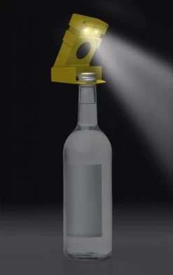 WakaWaka Light Geel - LED Lamp Op Zonne-energie - Zelfopladend 19 WakaWaka Light Geel - LED Lamp Op Zonne-energie - Zelfopladend -Kampeerclub 757x1200 2