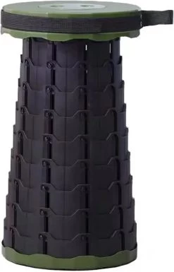 Kampeerkruk - Uitschuifbare Kruk - Military / Groen - Tot 120 Kg - Travel Stool - INCLUSIEF OPBERGZAK - Opvouwbare Campingkruk - Inklapbaar Krukje - Telescopische Kruk - Camping - Outdoor -Kampeerclub 770x1200 1