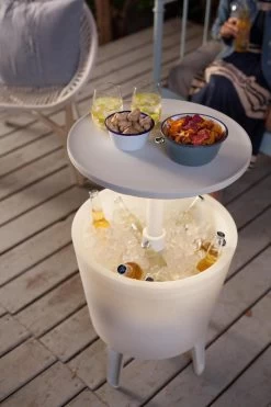 Keter Coolbar Partytafel – Lichtgevend - 49,5x49,5x57cm - Wit 14 Keter Coolbar Partytafel – Lichtgevend - 49,5x49,5x57cm - Wit -Kampeerclub 800x1200 18